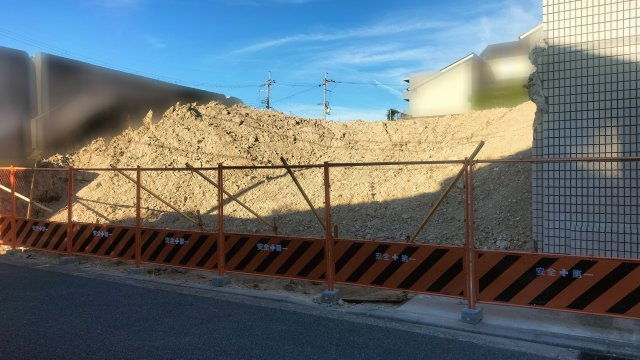前面道路と高低差約3ｍあり