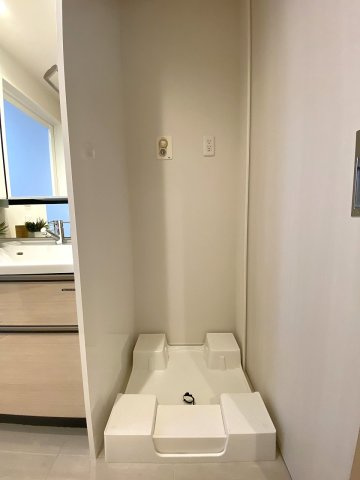 洗濯機置場周辺には洗剤や柔軟剤をサッと置けるスペースがあり、毎日の洗濯作業も効率的に行える設計。家事動線にも配慮された使い勝手の良さがとても魅力的です。