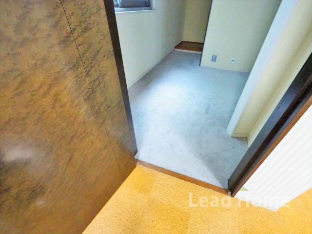 明るいフローリングと落ち着いた扉が調和した室内です！奥行きがあり家具の配置もスムーズに行えます！