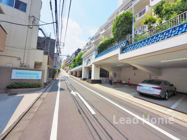 見通しが良く落ち着いた雰囲気の前面道路です！舗装された平坦路でベビーカーでのお散歩も安心ですね♪