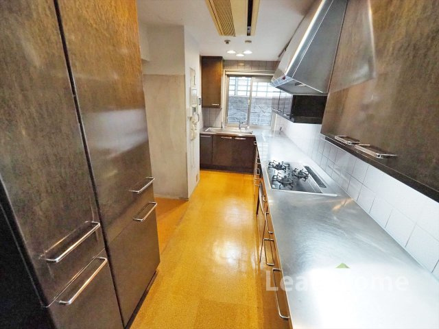 奥まで見渡せる使い勝手の良いシステムキッチンです！作業効率が高く手際良くお料理を作っていただけます！