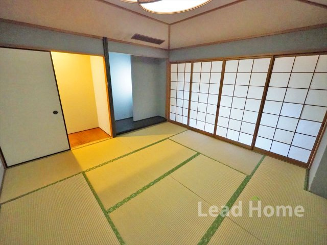 畳の香りに癒される温かみのある和室です！お子様の遊び場やお昼寝スペースとして重宝する安心空間ですね♪