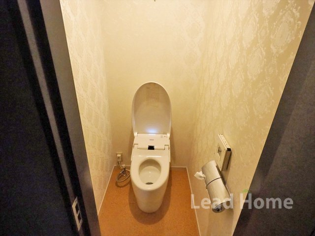 落ち着いた色調の壁紙が目を惹く清潔感あふれるトイレです！快適なプライベート空間として利用できます！
