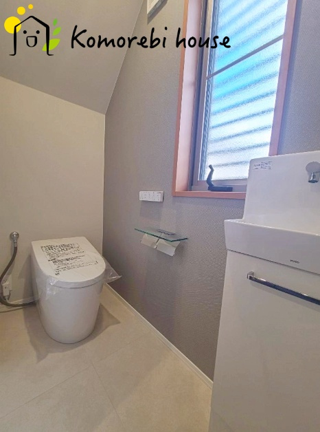 落ち着いた色調のトイレです