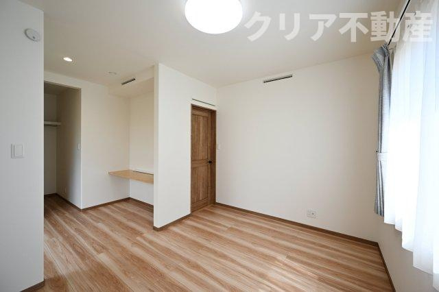 日当たりのよい寝室は大容量のウォークインクローゼット付き！