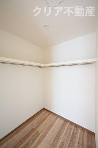 憧れのウォークインクローゼットでお洋服もたっぷり収納！
