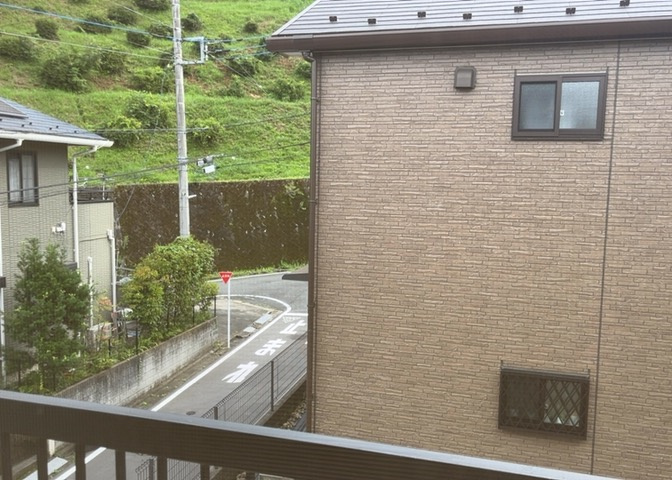 角地につき前面に遮るものが少なく、日当たり・通風ともに良好な眺望が広がります。高尾台東公園まで275mと近く、緑を感じられる穏やかな住環境です。現地にて実際の景観や周囲の雰囲気をご確認いただけます。
