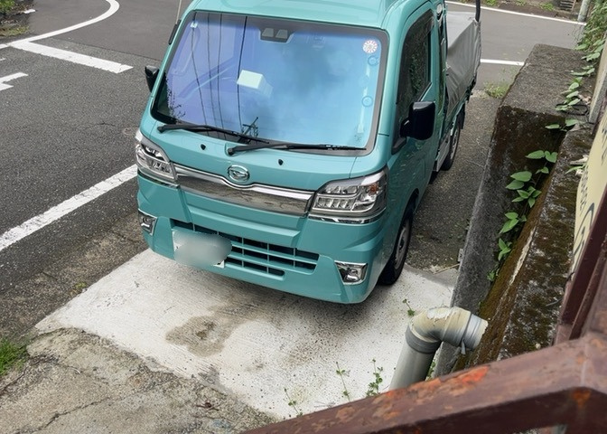 敷地内にはお車を停める駐車スペースが確保されています。前面道路は北側6m、東側4mの幅員があり、車の出し入れもスムーズに行えます。車種による駐車サイズの確認等は現地にてぜひ実際にお確かめください。