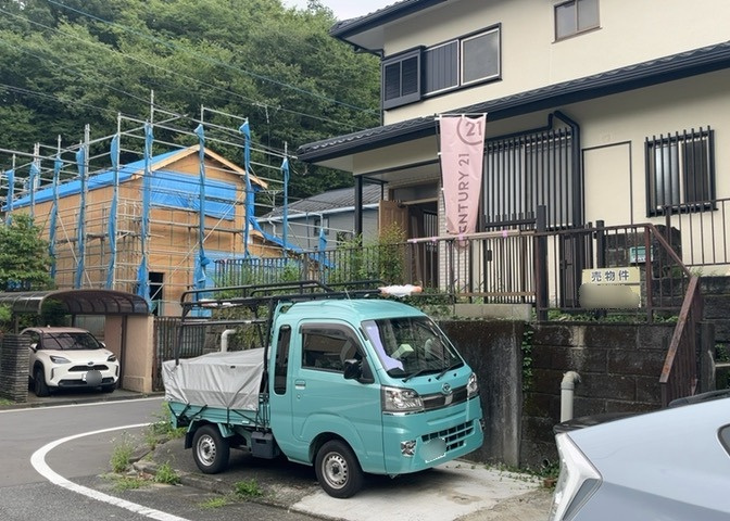 北側は幅員約6.0mの公道に接しており、お車のすれ違いや駐車もスムーズに行えます。角地の開放感ある立地で、日当たりや通風も良好です。高尾台東公園まで275mと近く子育て世帯にも適した環境です。