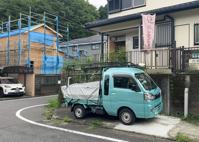 東側道路は幅員約4.0mの公道となっており、落ち着いた住宅街の雰囲気が漂います。北側6m道路との角地に位置し、開放的な好立地です。現地周辺の交通量や街並みの様子もぜひ見学時にお確かめください。