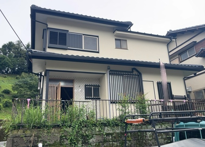 建物面積96.67平米の木造2階建て中古戸建てです。2026年8月に外壁や屋根の塗装・修繕などのリフォーム完了を予定しています。角地ならではの通風の良さと南向きの明るい陽光が魅力的な住まいです。