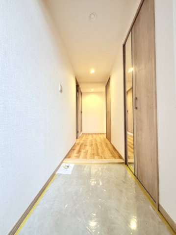 【廊下】　美しい木目が暮らしに温もりと安心感を与えてくれます。