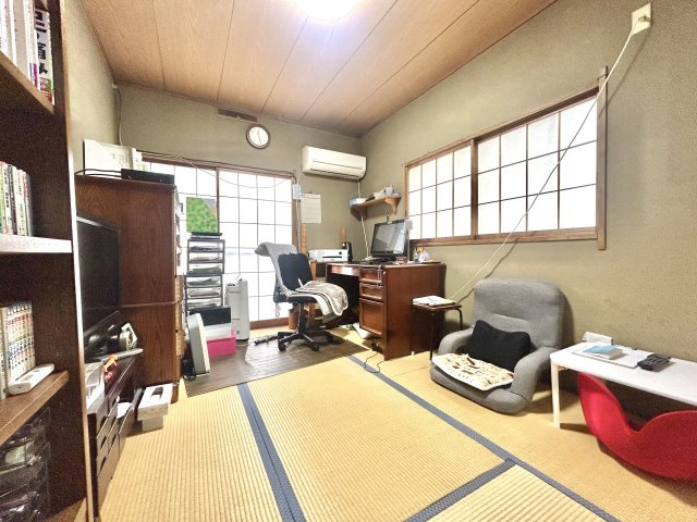 2階南東側和室でございます。リビングの上に位置した南・東の2面採光とバルコニー付きとなっております。