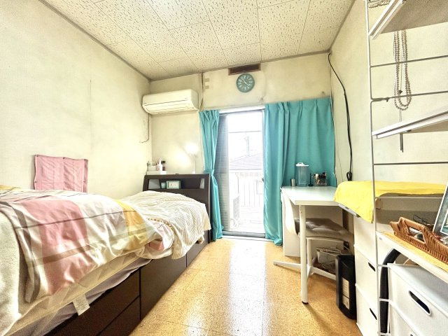 2階6帖洋室はスペースにゆとりがあり、バルコニーへの出入りが可能なお部屋でございます。