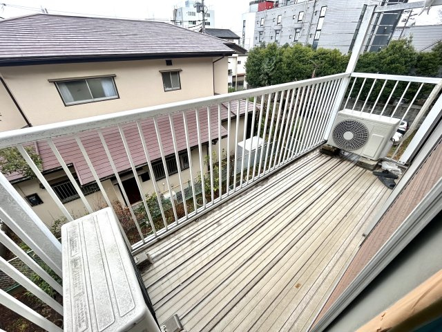2階和、洋室からの出入りが可能なバルコニーでございます。　東、南側から終日の日当りに期待できる位置となっております。