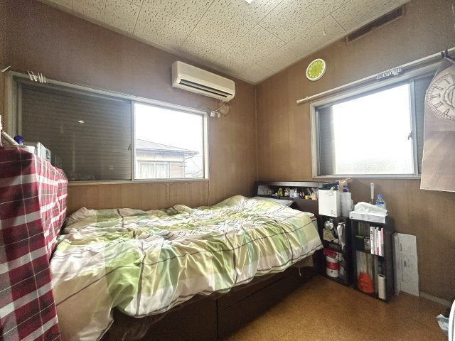 2階北側洋室は北側と東側に開口部、収納有でございます。