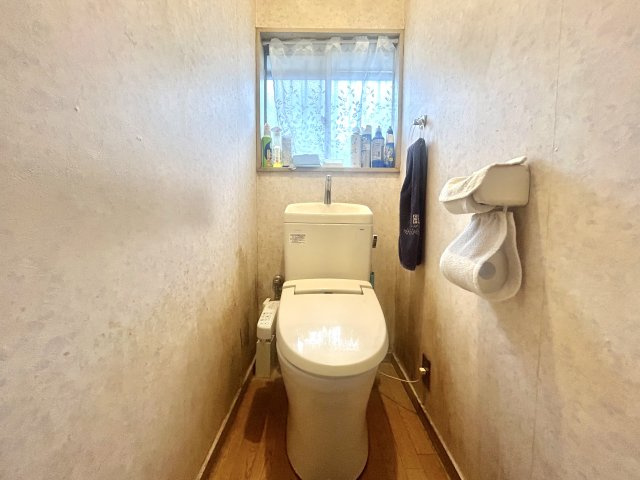 1階トイレは天井部分の圧迫がなく、ゆとりある空間に設計されております。