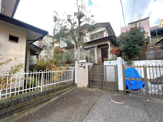 門扉、階段アプローチにより、趣きのある佇まいです。