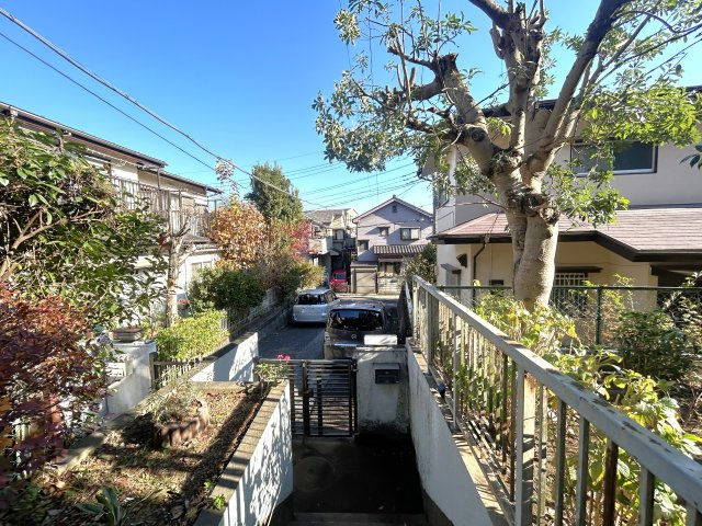 門扉の先には複数台の車を駐車可能なカースペースがあります。現地での御確認もご相談くださいませ。
