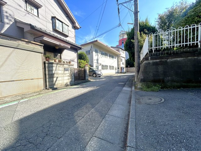 近隣住民の方の交通がメインの閑静な前面道路環境でございます。