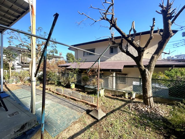リビング前面あたりからの撮影です。前面の敷地とは高低差があり、開放的な印象です。