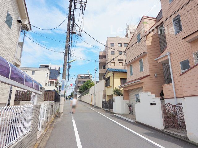 大井町線「等々力」駅から徒歩約10分の閑静な住宅街。