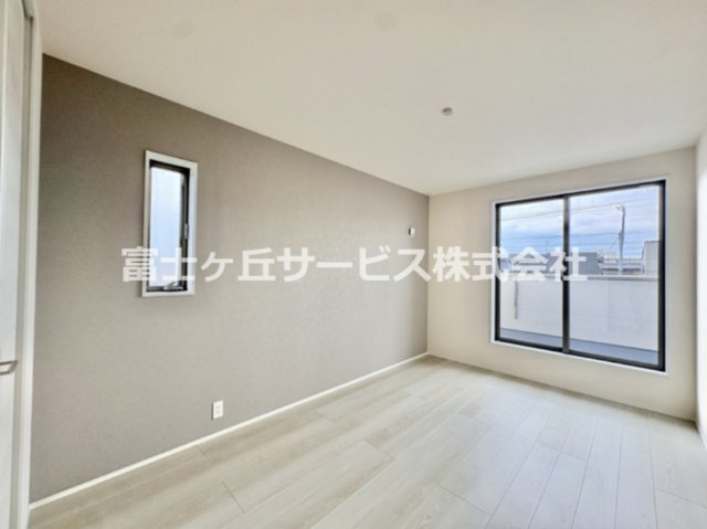 落ち着いた色調の寝室です