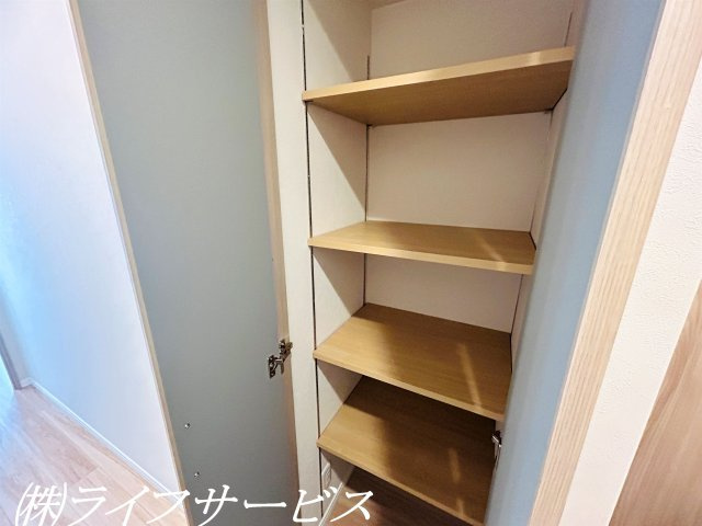 廊下に収納棚あり
