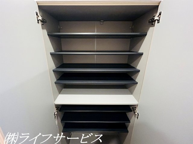 玄関／天井高のシューズボックス有