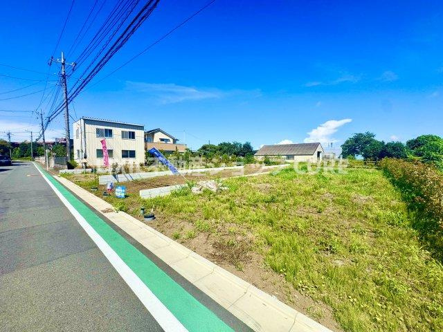 前面道路は閑静な住宅地をはしる車通りの少ない道路。お車の出し入れが苦手なママや小さなお子様にも安心　