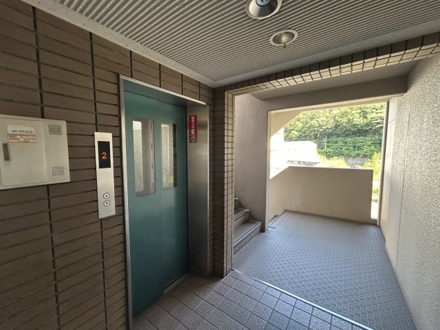 共用部分は清掃や管理が行き届いた、快適なマンション生活を支える空間です。エレベーターが設置されているため、日々の移動もスムーズに行えます。雨天時や荷物が多い日でも移動の負担を軽減することができます。