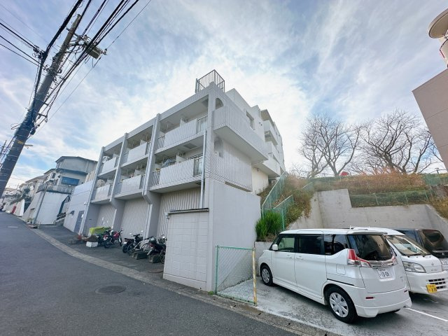 閑静な住宅地に馴染む落ち着いた色合いの外観。一度、是非、現地をご見学ください。