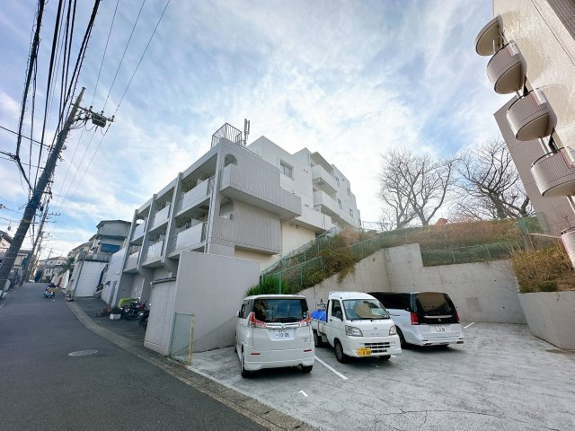 スーパーやドラッグストアなどの買い物施設が近くにあり、生活便利な立地になります！