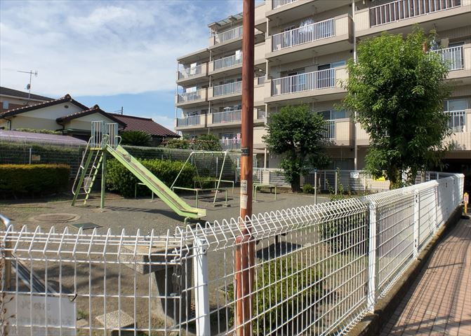 物件によっては、入居者が個人的に使用できる専用庭がついているものもあります。また、住宅の中にある土間の部分を庭と呼ぶこともあります。庭の用途は住む人によって変わり、それによってデザインもさまざまです。