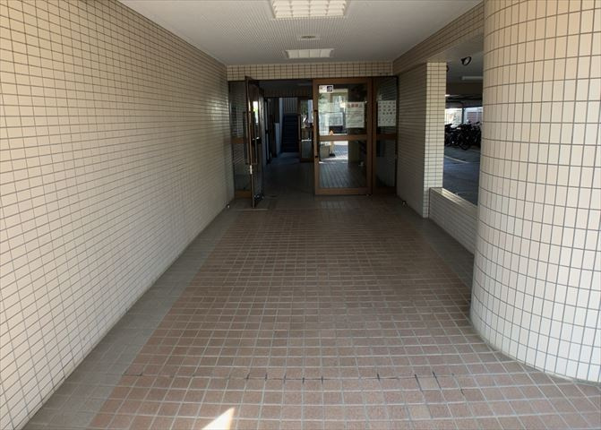 マンションのエントランスには、もともと風よけや防犯の役割がありますが、マンションによって宅配ボックスなどの設備が備わっている所もあります。日々の生活をイメージしながら生活しやすさをチェックしましょう。