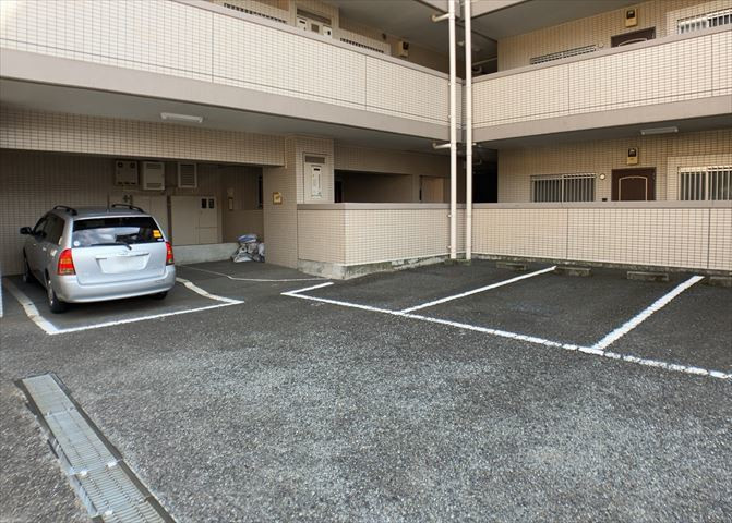 車一台あたりに必要なスペースは、標準サイズの普通自動車で横幅2m50cm、長さ5mは必要になります。ただし、乗降のことも考慮して横幅3m30cm、長さ5m50cmほどは確保できるところを選びましょう。
