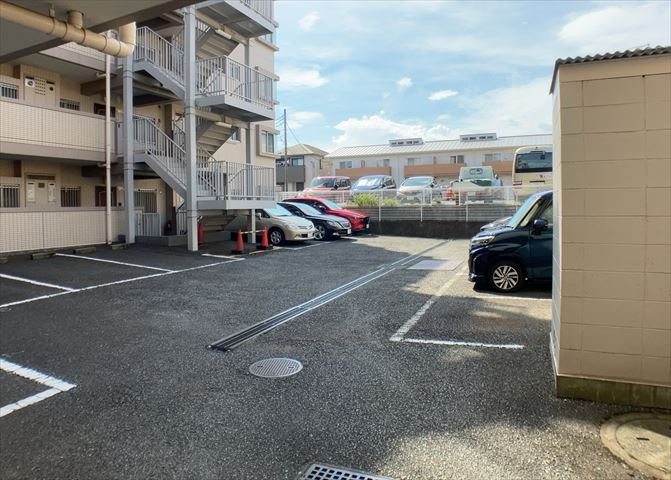 駐車場と明記されていても、最小スペースでつくられた駐車場だと大型車は駐車できなかったり、出入りしにくくなったりする可能性があります。お車のサイズと購入したい物件の駐車場のサイズを現地で確認しましょう。