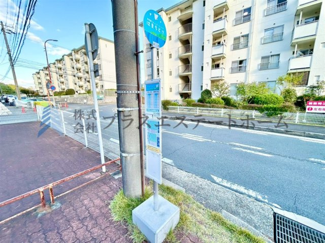 H棟前にバス停あります♪須磨駅や月見山まで運行しています♪