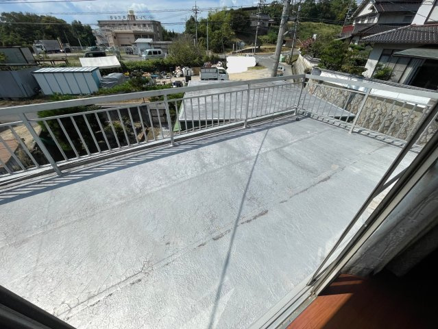 広々としたバルコニーは開放感あふれる空間。日当たりも良く、多くの陽光が降り注ぎ、室内には陽だまりを生み出してくれます。心地よい風を取り入れることもできますね。お洗濯もすぐ乾きそうですね。