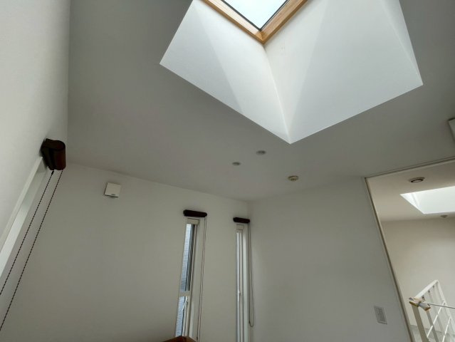 空へと視線が抜ける大きな天窓が、この住まいの魅力を一層引き立てます。やわらかな自然光が室内を包み込み、時間帯によって表情を変える光の演出。昼と夜、非日常を感じられる癒しの空間をぜひ体感してください。