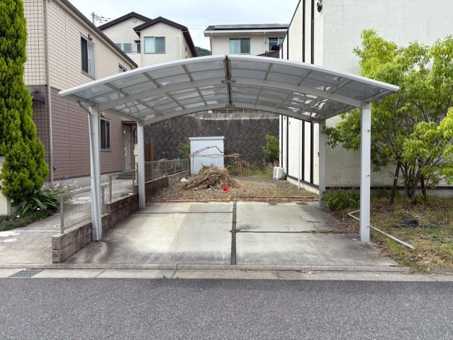 雨の日も安心なカーポート付きの駐車スペースは、2台分の駐車が可能。前面道路からのアクセスもスムーズで、車の出し入れがしやすい設計です。敷地奥には物置もあり、アウトドア用品の収納にも便利です。