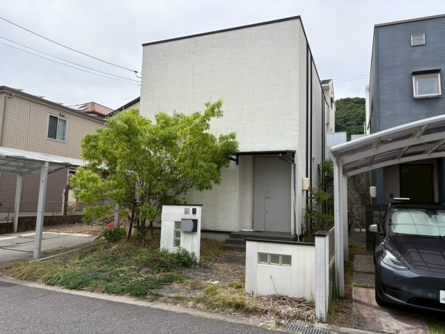 前面道路は幅員約6mとゆとりがあり、車のすれ違いや駐車もスムーズ。整然とした街並みに調和するスタイリッシュな外観と、しっかりとした敷地が魅力。車通りも少なく、落ち着いた住まいをお探しの方にぴったり。