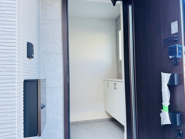 ～玄関は安心のWロックキーを採用～