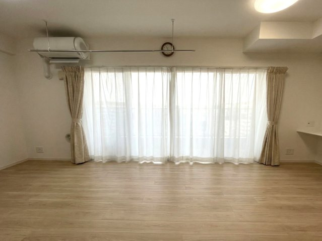 明るいリビング空間です。約17帖の広さがあり、家具の配置もしやすくゆとりある暮らしが実現します。バルコニーに面しているため開放感もあり、外の景色を楽しみながらくつろげる居心地の良い空間です。