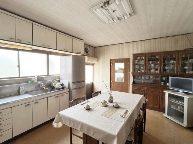 広さにゆとりのあるダイニングキッチンは、食事や団らんの時間をゆったりと楽しめる空間です。作業スペースのあるキッチンで料理もしやすく、収納棚も設けられているため食器や調理器具の整理にも便利。