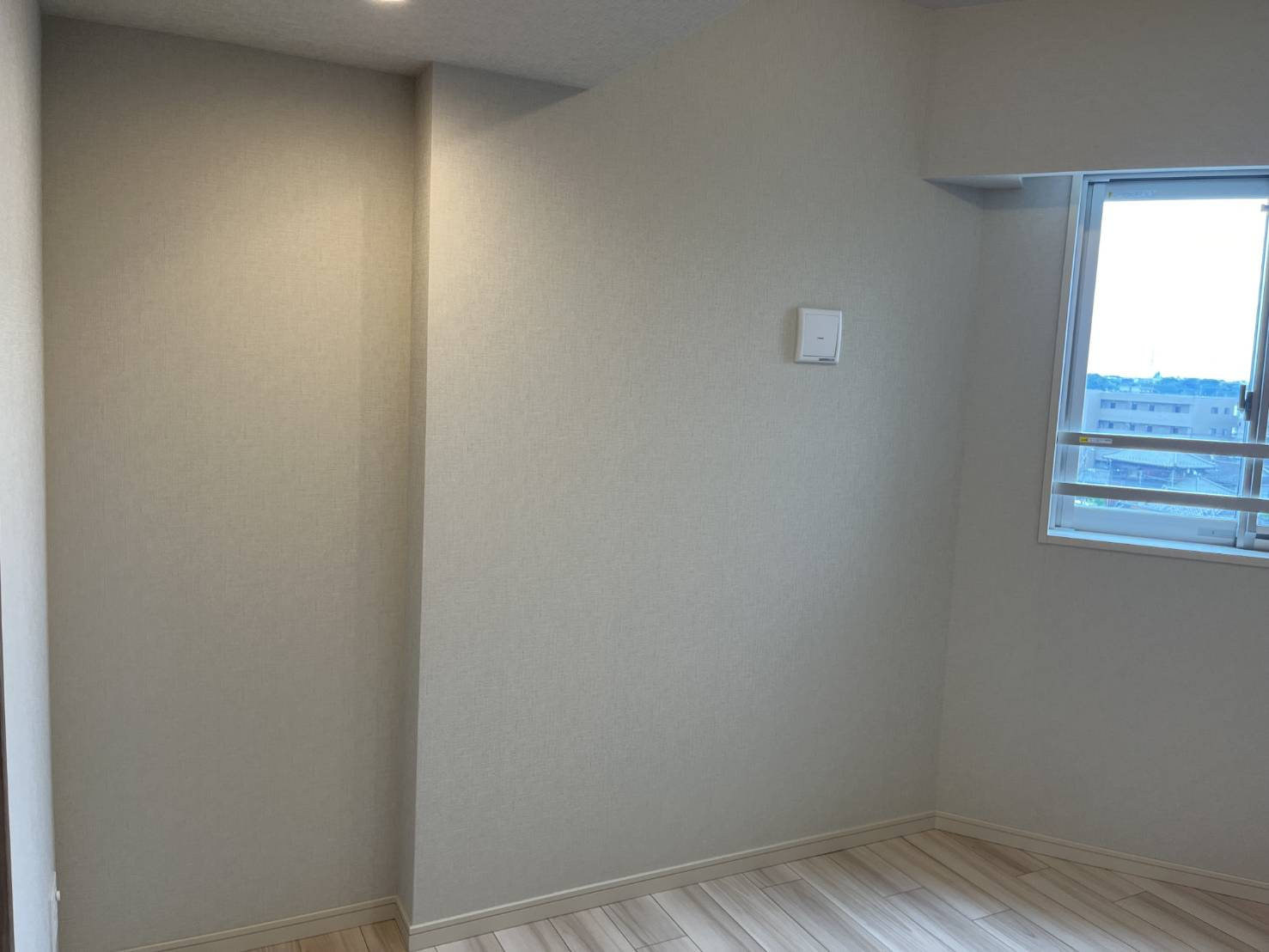 ※売主様がご入居前の画像です。明るい光が差し込む落ち着いたデザインの洋室。ウォークインクローゼットを備えており、衣類や大型家具もすっきりと収まります。寝室やリモートワーク部屋にもお薦めです。