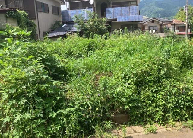土地の形が極端に長細かったり、狭小地、あるいは道路との高低差がある傾斜地だった場合、後々売ろうとしても買い手がつかない場合もあります。後々、売却することになった時に価値の下がらない土地を選びましょう。