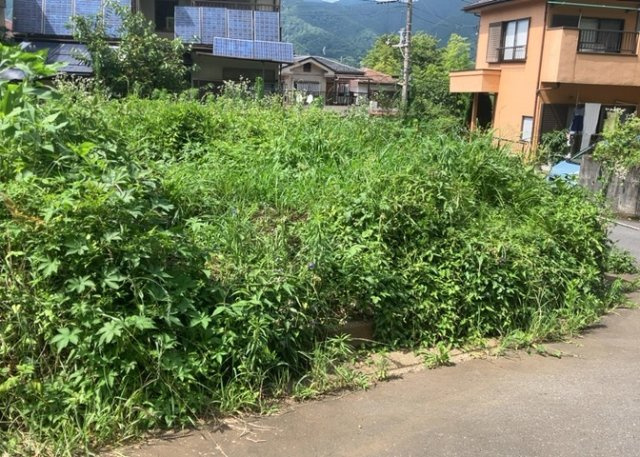 土地の面積＝住宅面積ではありません。建ぺい率の問題などで、土地のある場所によって住宅を建てられる面積は限られています。高さもしかり、「土地」という言葉の中には、建築条件も含まれると考えておきましょう。