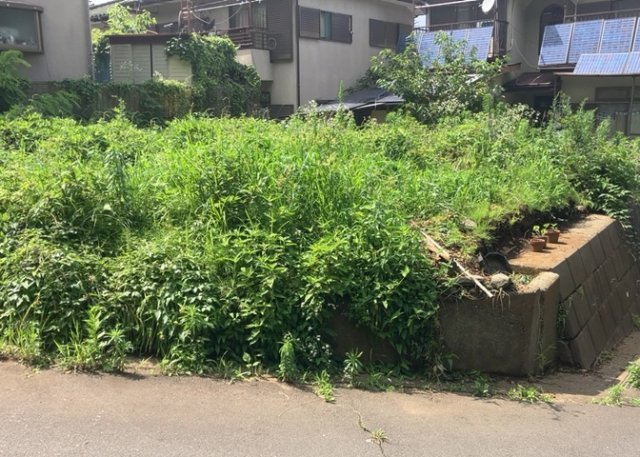 現地に行くなら、物件の周囲の地形がどうなっているかを見ることも大切です。周辺より低くなっている土地では、大雨などで水が集まりやすいため、地盤が弱くなっているということも考えられるため、注意が必要です。