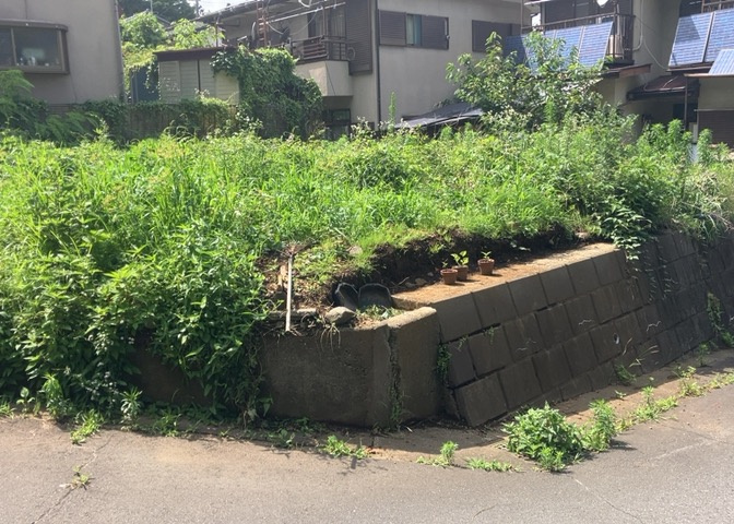 土地購入を検討されている場合、境界杭がない状態で購入してしまうと境界確定測量をする必要があり、費用がかかります。購入の前に、売主、隣土地所有者立ち合いのもと境界を確定し境界杭を設置するのがベストです。